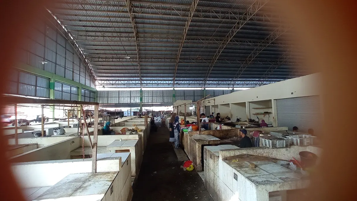 KOSONG: Deretan lapak Pasar Pon Jombang banyak yang kosong.