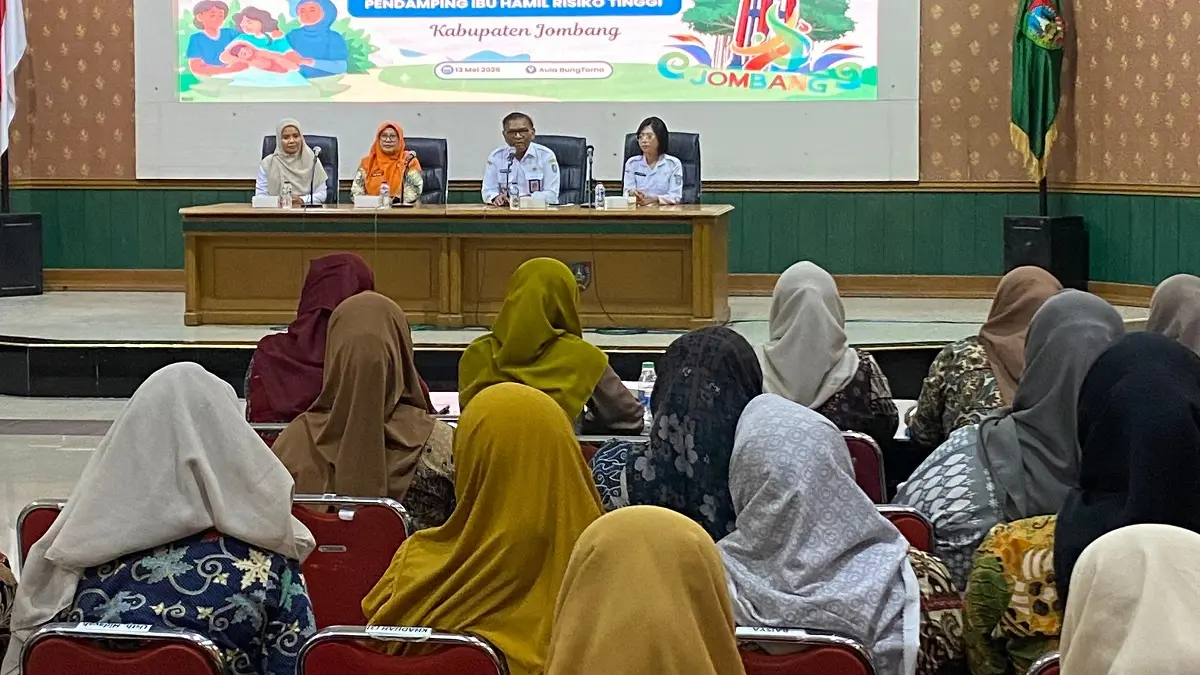 TELADAN: Kepala Dinas Kesehatan Jombang, dr Hexawan, bersama pemateri peningkatan kapasitas kader pendamping ibu hamil risiko tinggi.