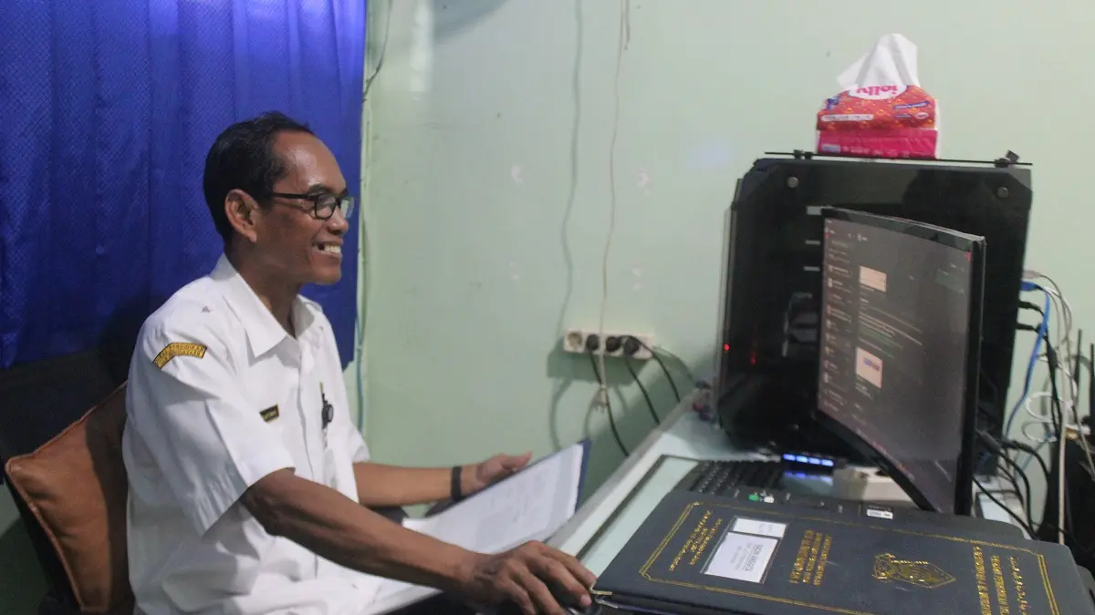 TELITI: Waka Kurikulum SMPN 2 Gudo, Joko Prajitno, saat input nilai siswa dalam sistem SPMB SMA, (13/5)