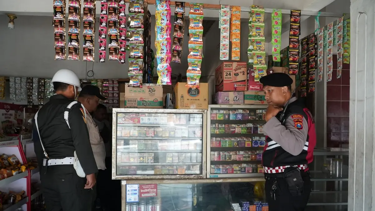 Tim gabungan saat melakukan razia di sejumlah toko kelontong, Rabu (13/5).