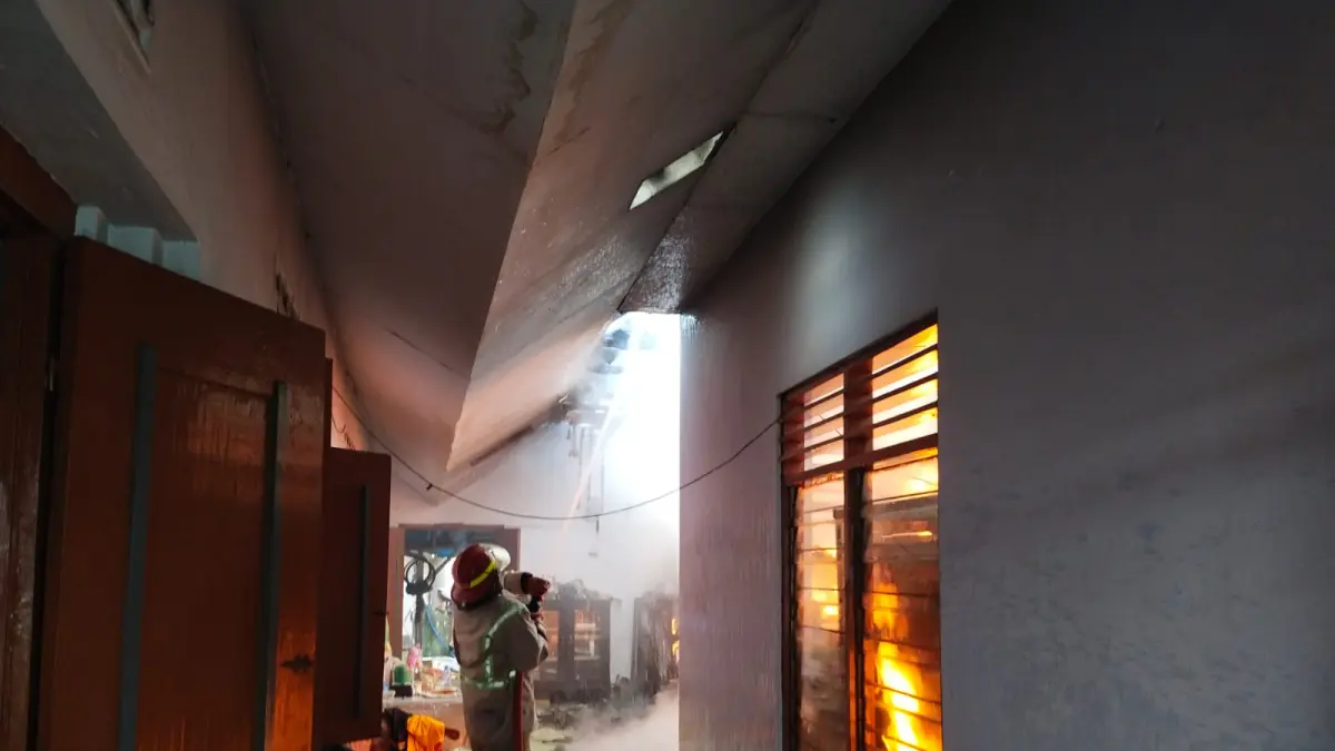 Petugas pemadam kebakaran saat melakukan proses pemadaman api di rumah terbakar di Miagan, Mojoagung, Jombang Jumat (15/5)