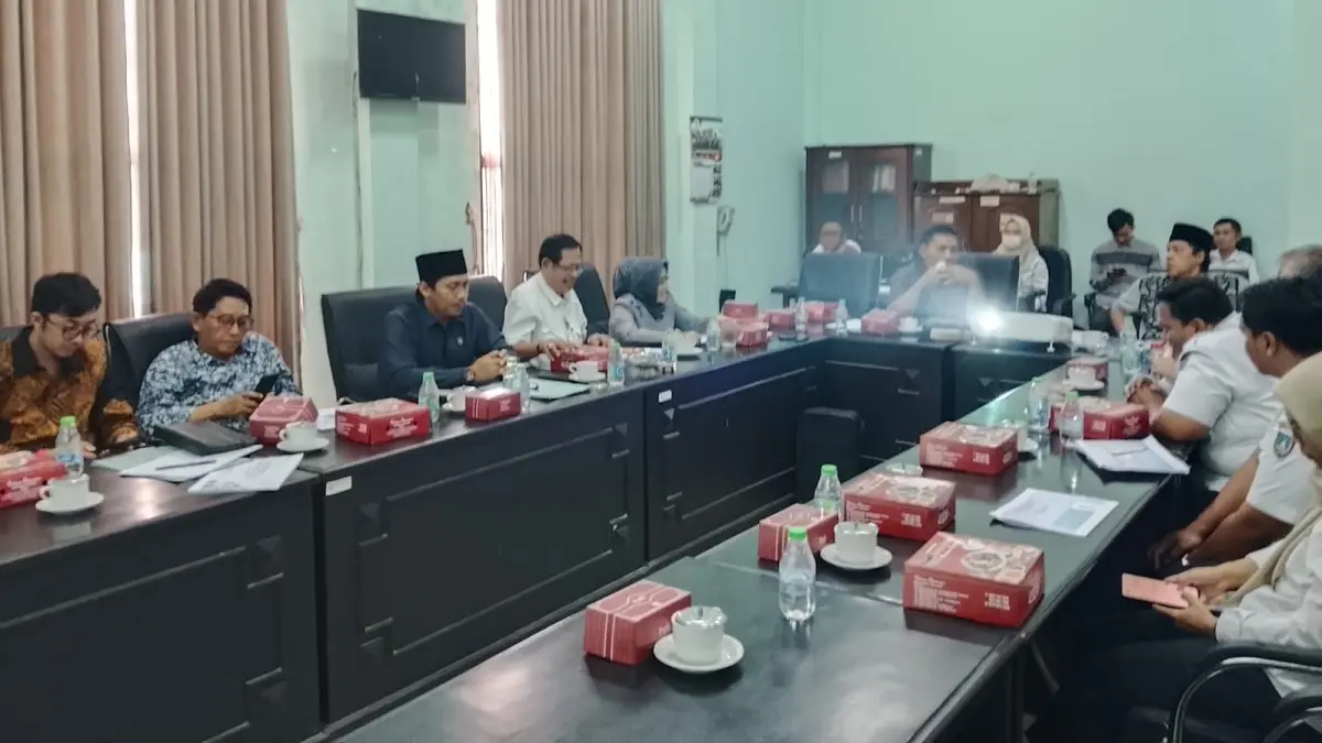 Komisi C saat dengar pendapat dengan Dinas Perkim Jombang membahas efisiensi anggaran, Rabu (13/5).