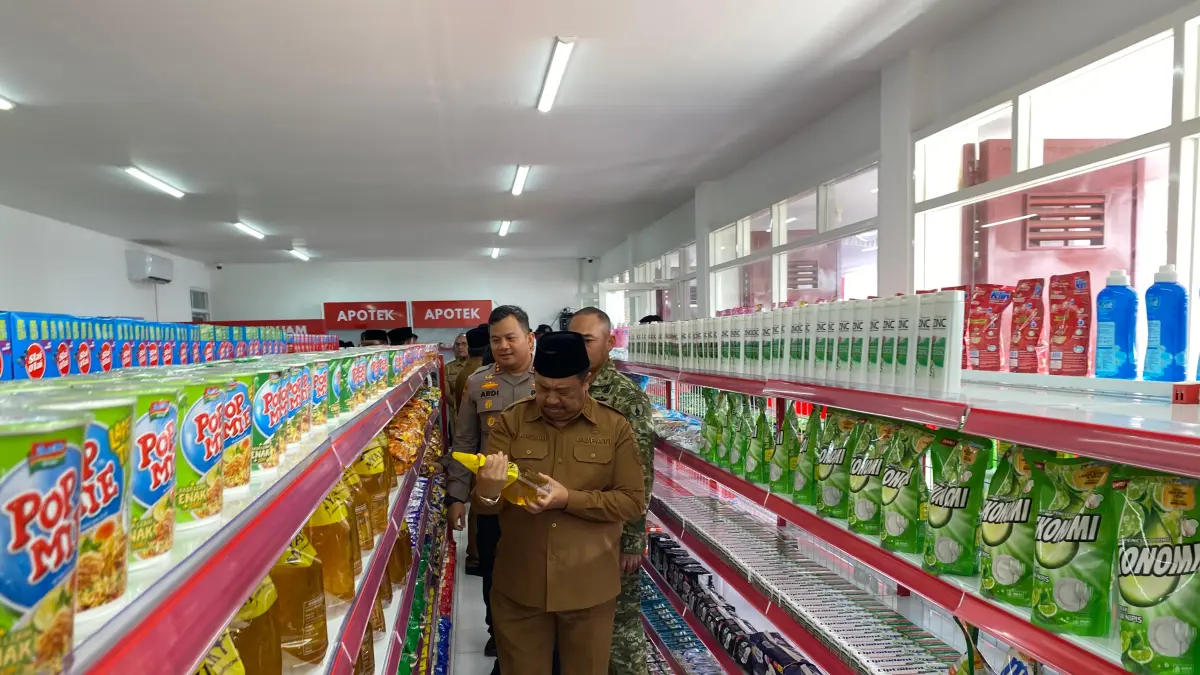 PANTAU BARANG: Bupati Jombang Warsubi didampingi jajaran forkopimda saat memantau ketersediaan barang di KDKMP Mojongapit, Sabtu (16/5).