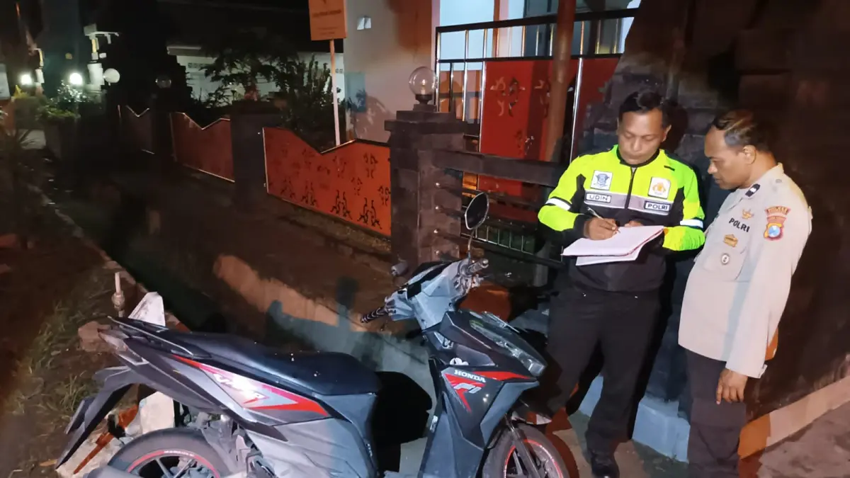 Polisi melakukan olah kejadian perkara lakalantas maut di Gudo Jombang Jumat (15/5) malam