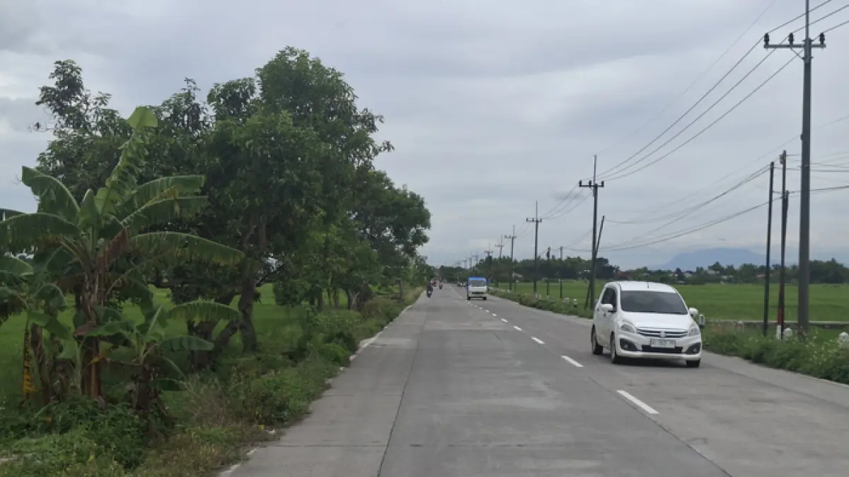 BELUM KOMPLET: Jalan kabupaten ruas Kabuh-Tapen belum dilengkapi PJU, (13/2).