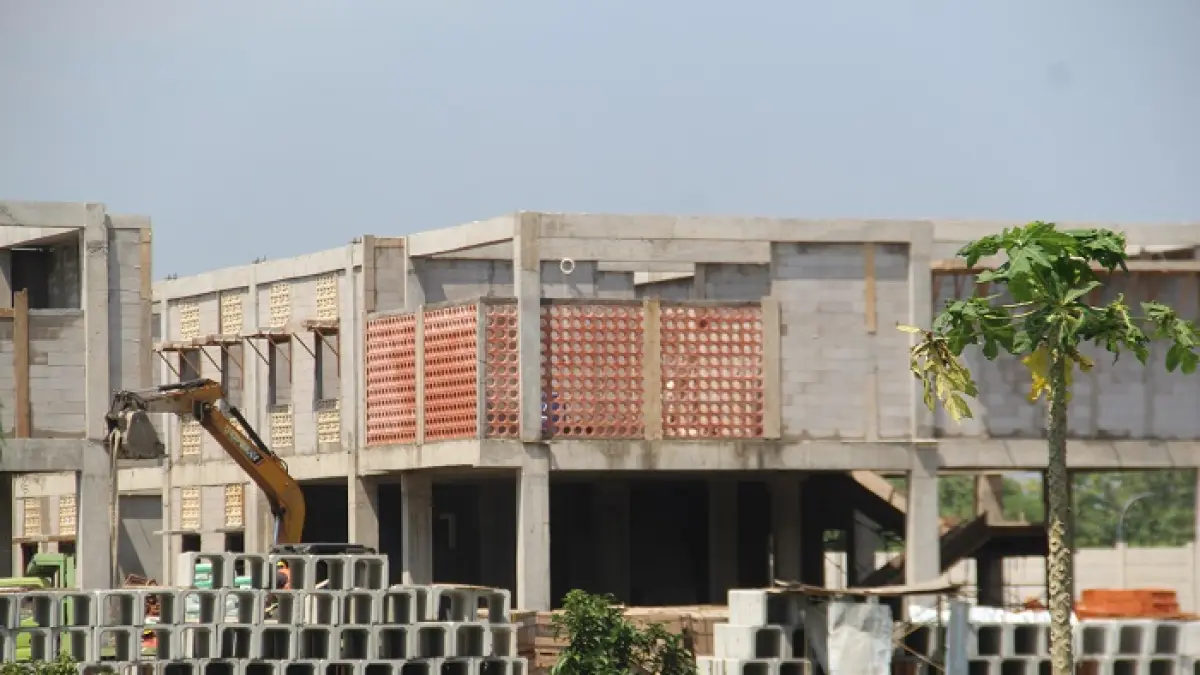 BELUM RAMPUNG: Pembangunan gedung Sekolah Rakyat di Desa Tunggorono, Kecamatan Jombang, Kamis (14/5).