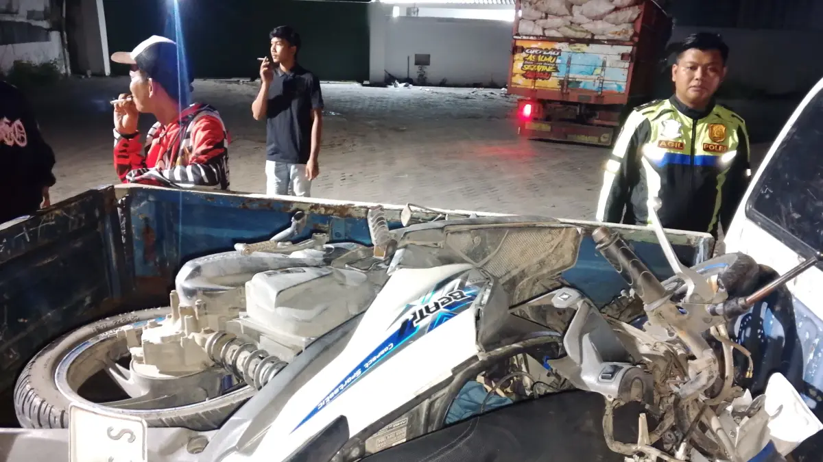 Kecelakaan maut melibatkan sepeda motor dan truk terjadi di Jalan Raya KH Abdul Wahab Chasbullah atau Jalan Raya Nur Cholis Majid, Desa Tunggorono, Kecamatan Jombang, Kabupaten Jombang, Sabtu (16/5) malam. 