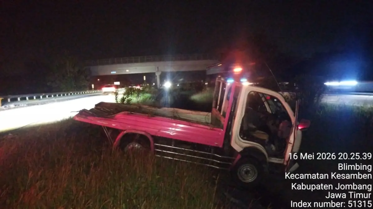 Kecelakaan tunggal terjadi di ruas Tol Jombang Mojokerto KM 704+400 jalur B, Selasa (16/5) malam.&nbsp;