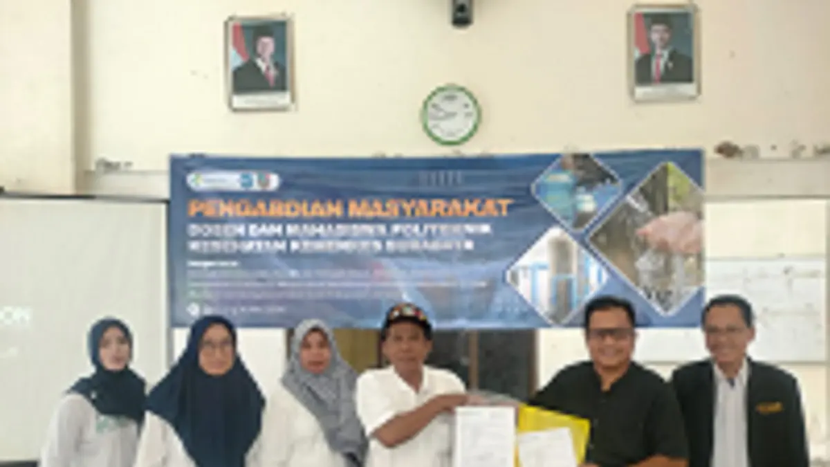 SINERGI: Kepala Desa Plumbon Gambang, Nur Wakit, meneken kerjasama dengan Politeknik Kesehatan Kemenkes Surabaya di kantor Desa Plumbon Gambang, Sabtu (16/5) pagi.