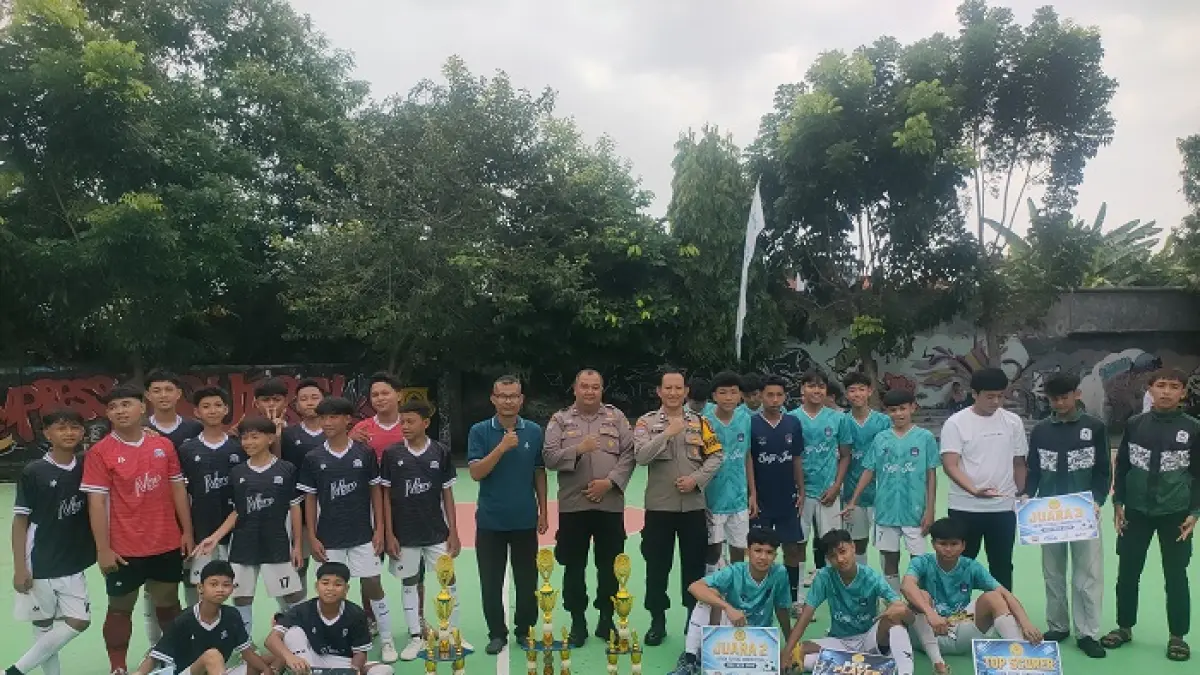 SUKSES: Kepala SMA PGRI 2 Jombang, Ali Ashari SPd, bersama juara GFC 2026, Sabtu (16/5) siang.