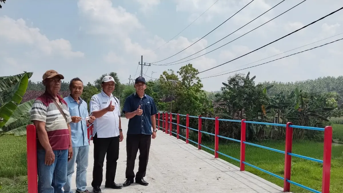KOKOH: Kepala Desa Jiporapah Hadi Sucipto (seragam putih) mendampingi Arif Fathoni dan Aditya Andrya selaku perwakilan donatur saat meninjau jembatan di Dusun Kedung Dendeng.  