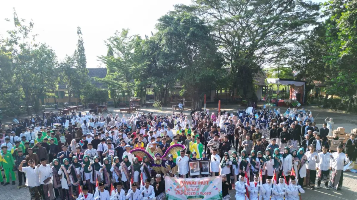 KOMPAK: Kepala SMPN 2 Ploso, Winarko MPd, bersama warga sekolah saat perayaan milad ke-40 SMPN 2 Ploso, Rabu (13/5).
