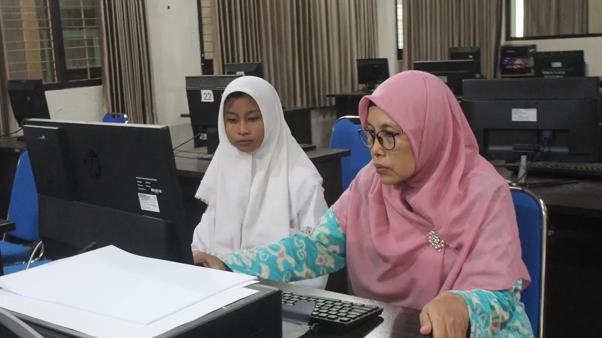 LANCAR: Pelaksanaan SPMB di SMKN 1 Jombang 2025.