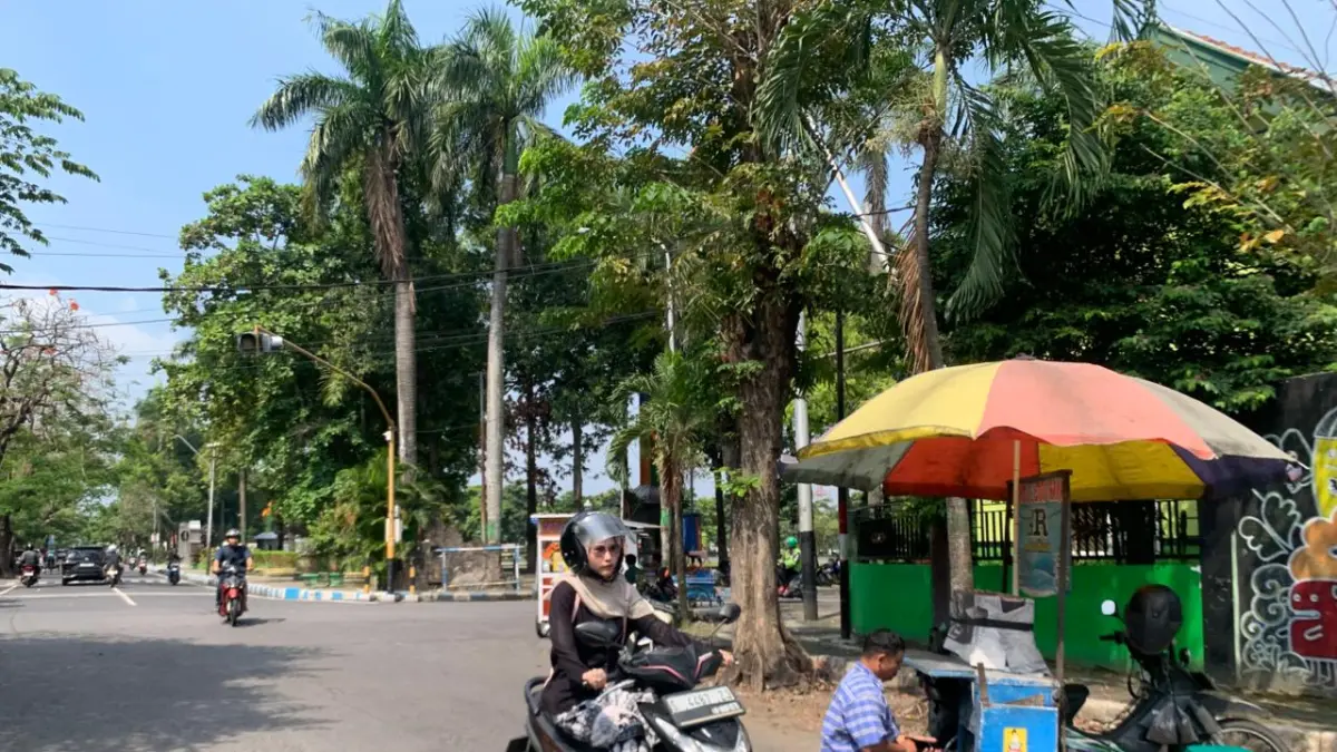 MENJAMUR: PKL kembali berjualan di sepanjang Jalan KH Ahmad Dahlan
