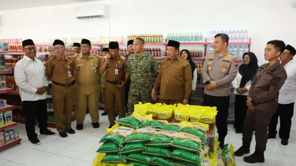 
PANTAU HARGA: Kepala Desa Mojongapit, Muhammad Iskandar Arif mendampingi Bupati Jombang Warsubi saat memantau harga di KDMP Mojongapit, Sabtu (16/5).
