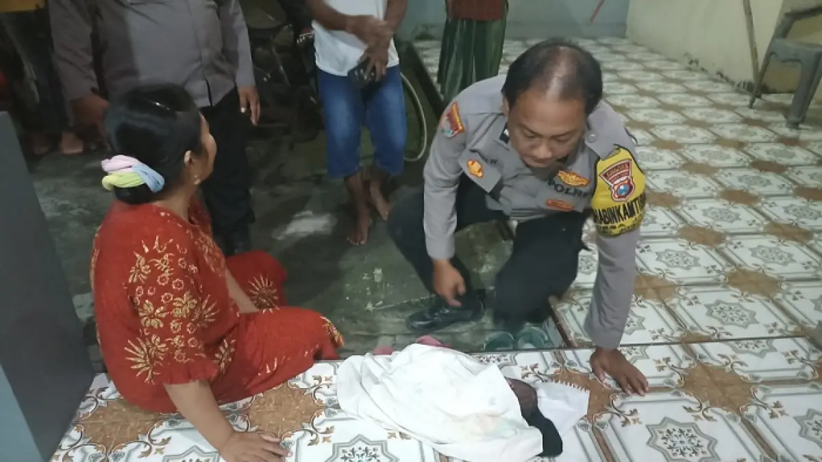 Penemuan bayi perempuan yang diduga dibuang orang tuanya di Dusun Beji, Desa Sawiji, Kecamatan Jogoroto, Senin (18/5) dini hari,
