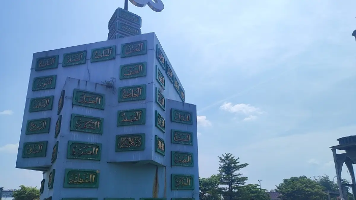 TERCECER: Sampah di tempat parkir Terminal Kawasan Religi Gus Dur, Desa Cukir, Kecamatan Diwek.