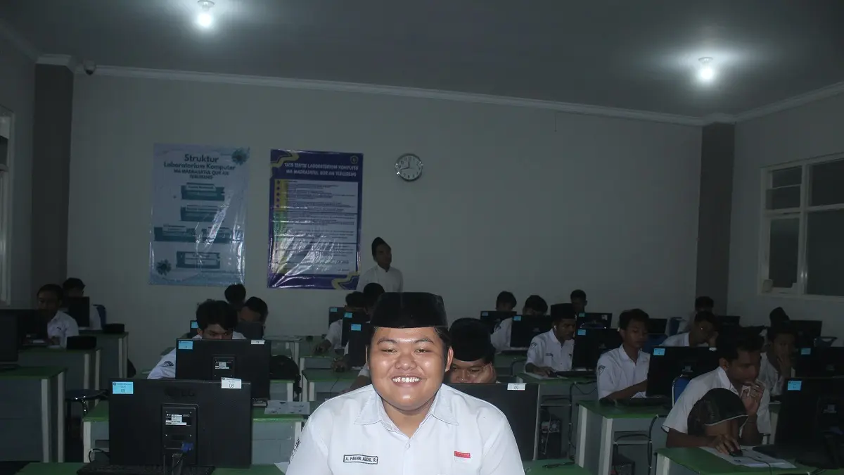  Ahmad Fakhri Abdul Rochman, Kelas 11-E MA Madrasatul Quran Tebuireng