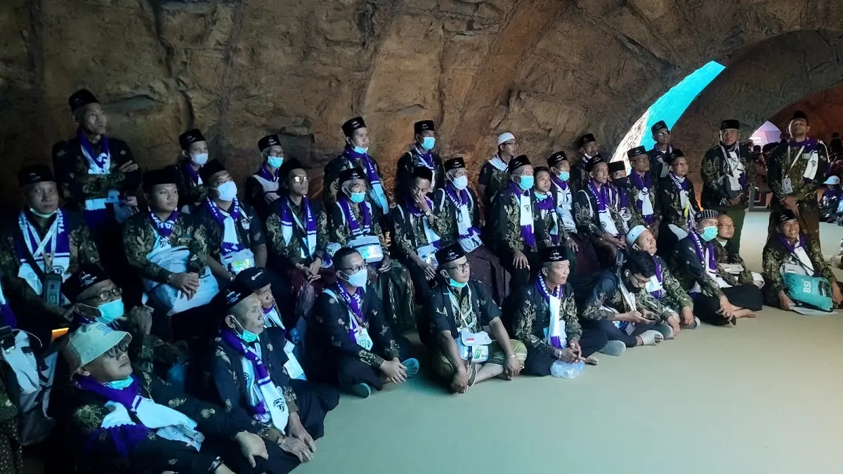 ANTUSIAS: Rombongan jemaah haji Jombang saat mengikuti kegiatan city tour religi di Museum Wahyu Jabal Nur (Gua Hira’) yang berada di kawasan Hira Cultural District, Makkah.