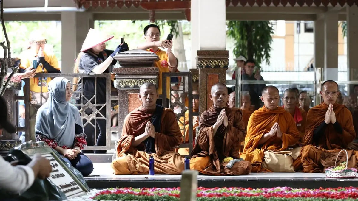BAWA PESAN TOLERANSI: Puluhan bhante dan biksu dari sejumlah negara Asia Tenggara melakukan doa bersama di makam Presiden ke-4 RI KH Abdurrahman Wahid (Gus Dur) di kompleks Pondok Pesantren Tebuireng, Kecamatan Diwek, Selasa (19/5).