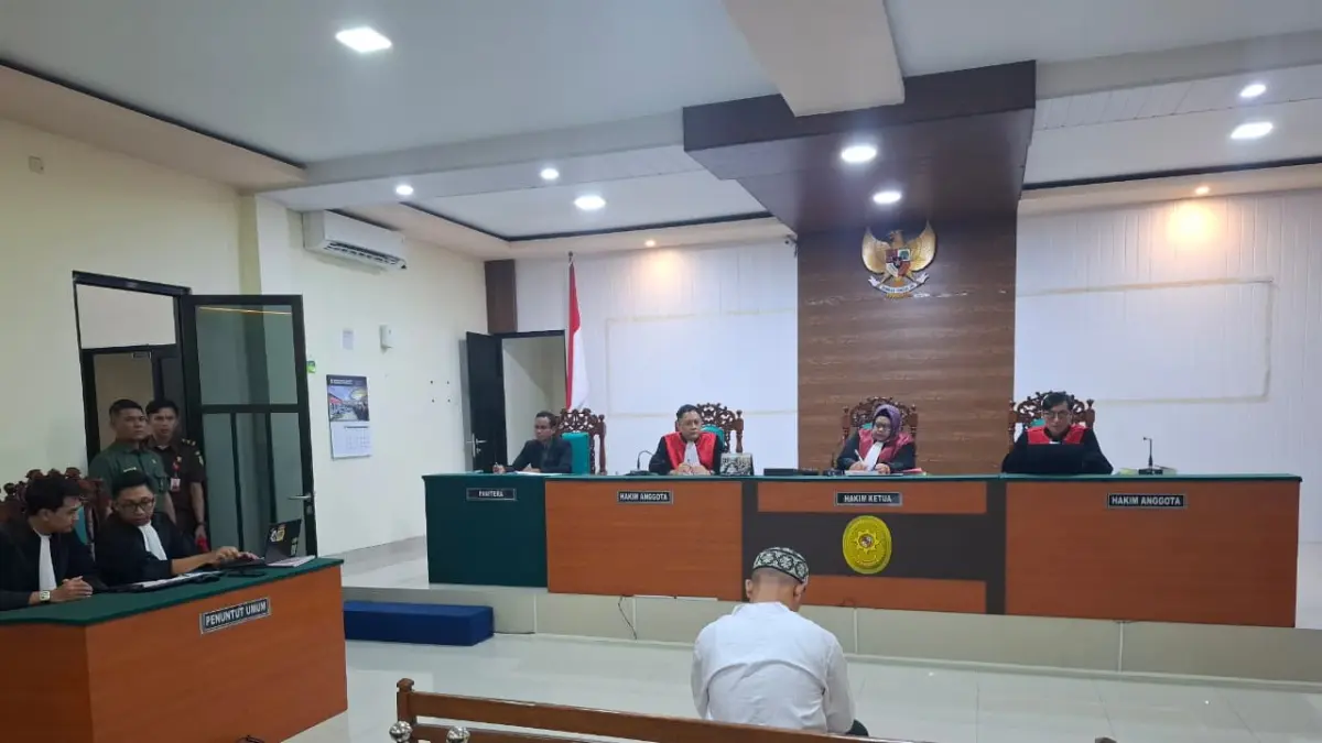 Suwarno, pelaku pembunuhan paranormal di Jombang saat menjalani sidang pembacaan dakwaan (19/5)