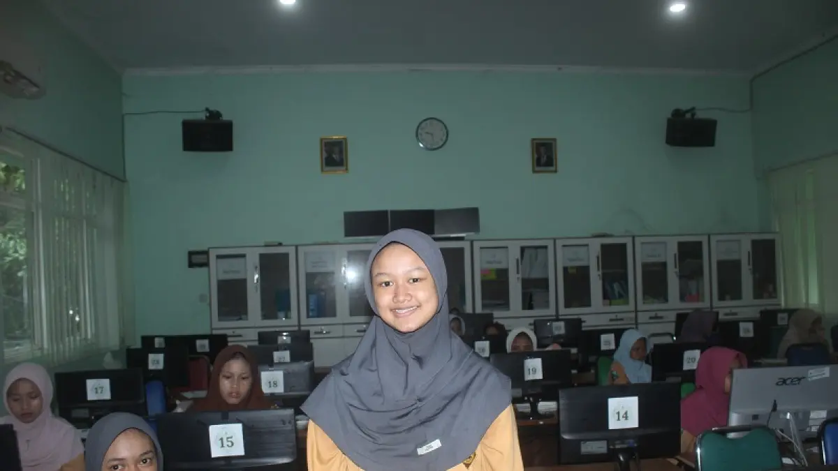 Almira Latisha, Kelas 7-C SMP A Wahid Hasyim Tebuireng