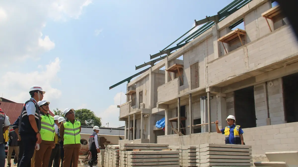 DIKEJAR TARGET: Bupati Jombang Warsubi meninjau progres pembangunan gedung permanen Sekolah Rakyat Jombang di Desa Tunggorono, Kecamatan Jombang, Kabupaten Jombang, Selasa (19/5). 