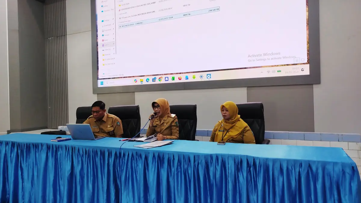 Kepala Dinas Pendidikan dan Kebudayaan Kabupaten Jombang, Wor Windari, kala pembinaan 573 kepala sekolah dan pengawas dari TK Negeri, SD Negeri, SMP Negeri dan SKB,  Senin (18/5).