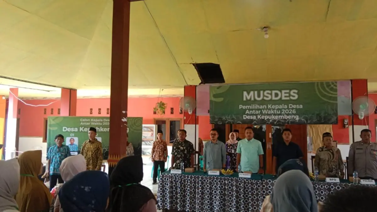 SEPAKAT: Pj Kades Kepuhkembeng M Irfan Ramadan memimpin musdes pemilihan KDAW di pendopo kantor Desa Kepuhkembeng, Minggu (10/5).
