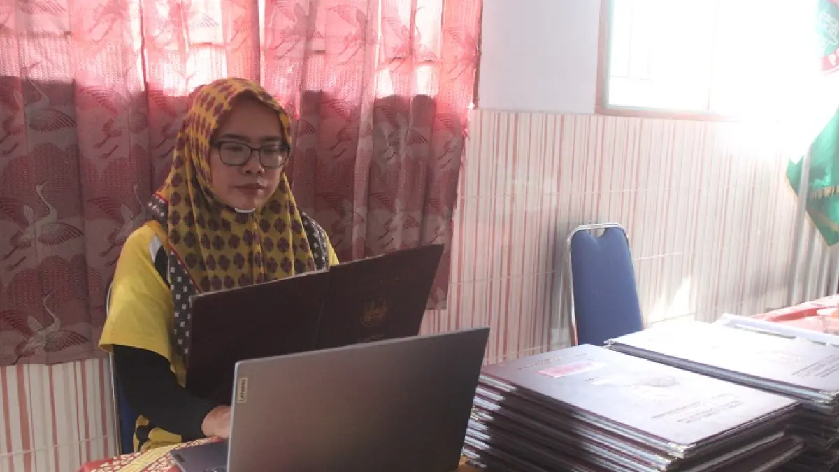 TELATEN: Guru SDN Mojongapit 3 Kecamatan Jombang upload nilai siswa ke sistem SPMB untuk pendaftaran SMP, (19/5).