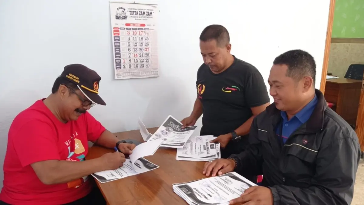 TELITI: Siswa SMP meminta legalisir piagam prestasi olahraga ke KONI Jombang, (18/5).


