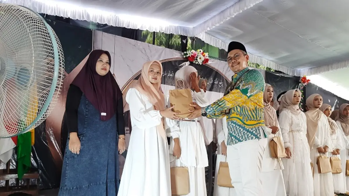 Dr Sulthon Sulaiman MPd kepala MTsN 12 Jombang memberi penghargaan kepada siswa berprestasi