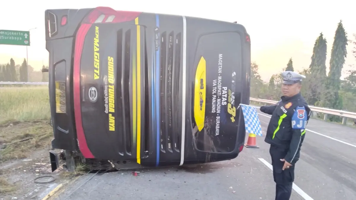 Kecelakaan tunggal melibatkan Bus Patas Sudiro Tunggal Jaya terjadi di ruas Tol Jombang-Mojokerto KM 686+700 jalur A, Kamis (21/5) pagi.