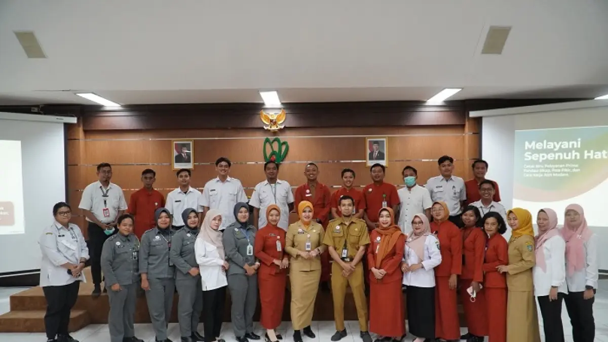 
KOMPAK: Narasumber pelatihan pelayanan prima saat foto bersama peserta pelatihan, Selasa (19/5).
