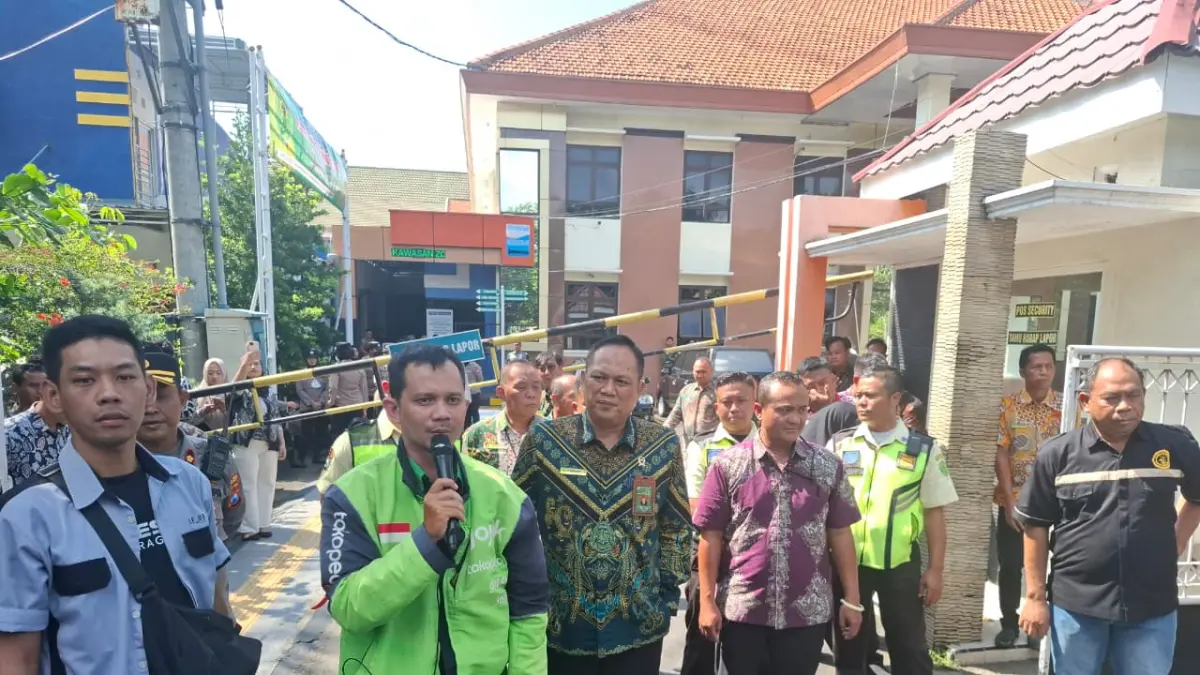 Ratusan driver ojek online (ojol) di Kabupaten Jombang menggelar aksi damai di depan kantor Pengadilan Negeri (PN) Jombang, Kamis (21/5). 
