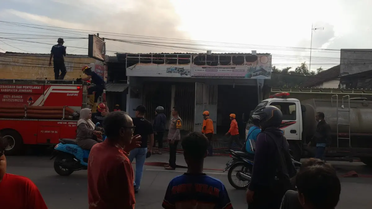 Sebuah toko roti dan kantor travel haji dan umrah di Dusun Mojolegi, Desa Dukuhmojo, Kecamatan Mojoagung, Kabupaten Jombang, terbakar, Kamis (21/5) sore. 
