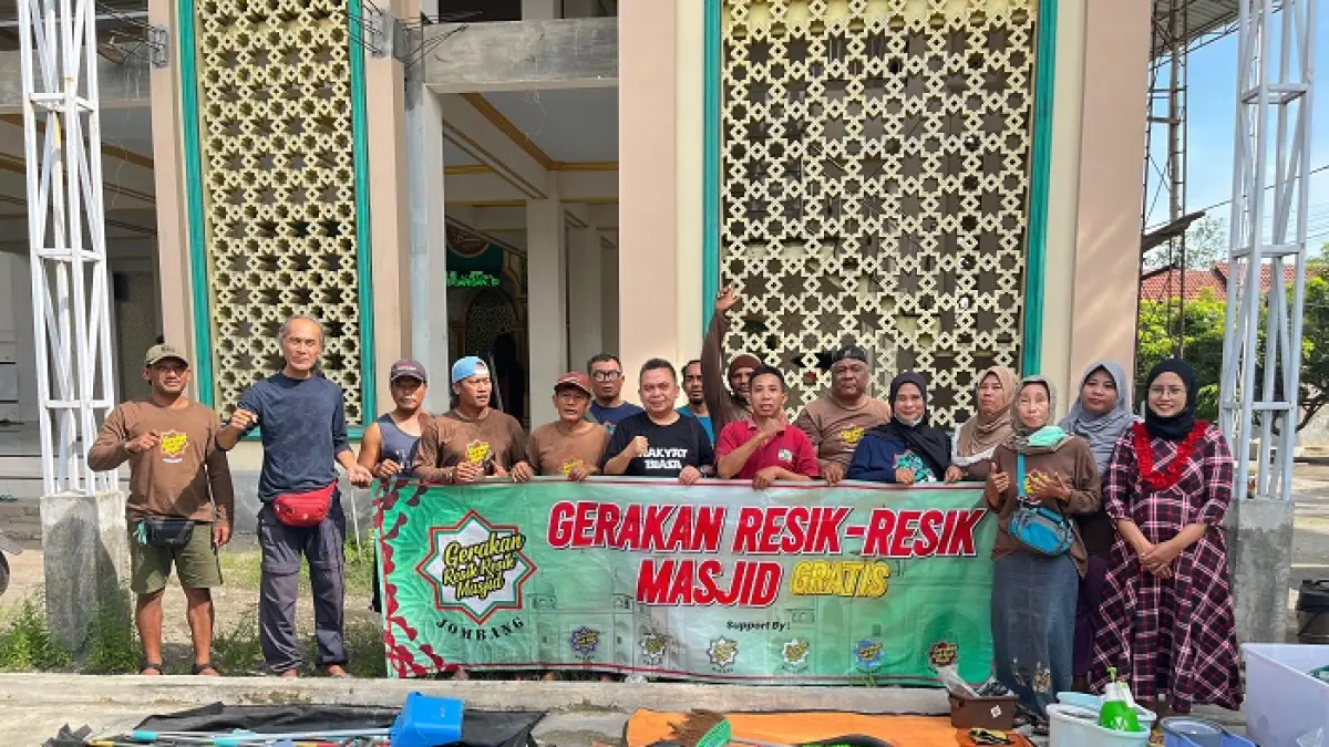 TELADAN: Wakil Ketua 3 DPRD Jombang, HM Syarif Hidayatullah ST MMT (Gus Sentot), bersama komunitas Resik-Resik Masjid di Masjid Binikmatilqorib, Dusun Belut, Desa Ngumpul, Kecamatan Jogoroto, Minggu (17/5). 