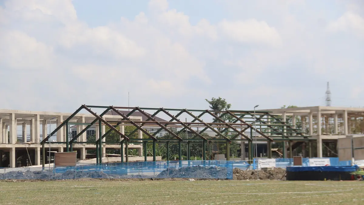 DIKEBUT: Proyek pembangunan Sekolah Rakyat di Desa Tunggorono Kecamatan Jombang terus dikebut kemarin (21/5).