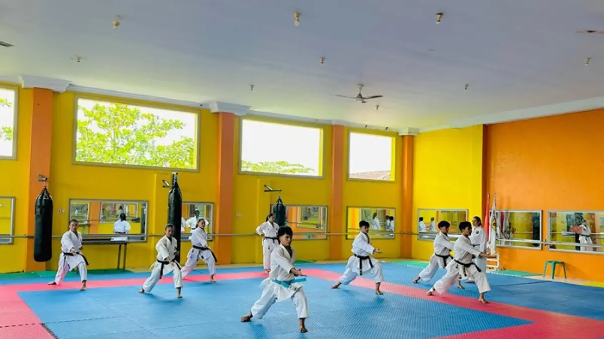 DISIPLIN: Karateka saat latihan di Dojo Mahameru Jombang, (10/4)