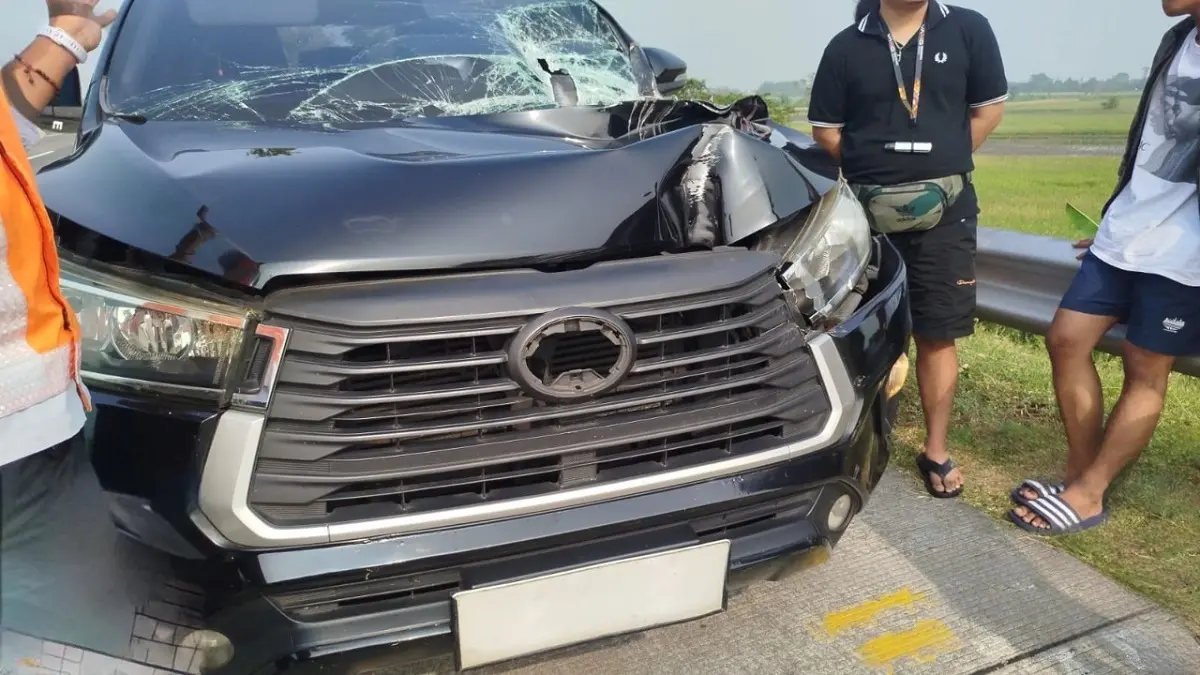  Kecelakaan lalu lintas melibatkan Toyota Kijang Innova dan truk box JNT terjadi di ruas Tol Jombang-Mojokerto KM 675+400 A, masuk Desa Banjarsari, Kecamatan Bandarkedungmulyo, Jumat (22/5) pagi. 