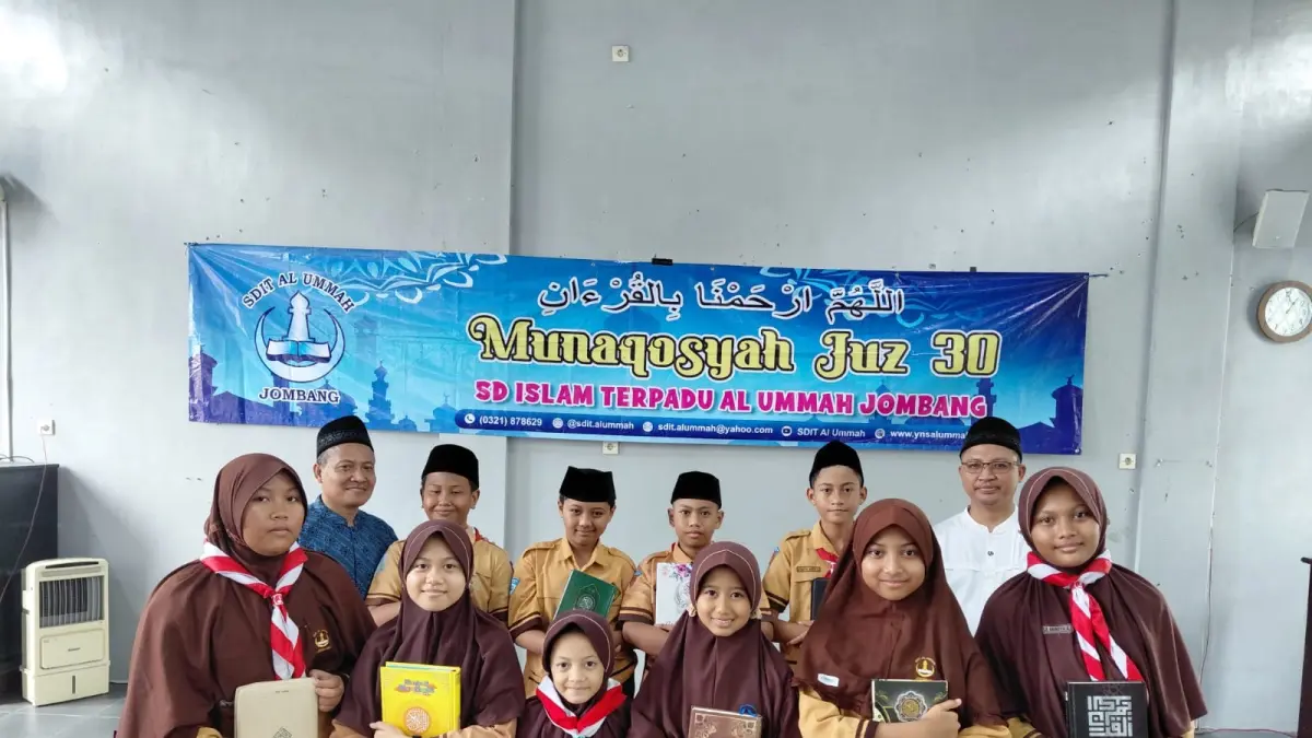 PROGRAM TAHFIZ ALQURAN: Tim penguji bersama peserta munaqosah SDIT Al Ummah.