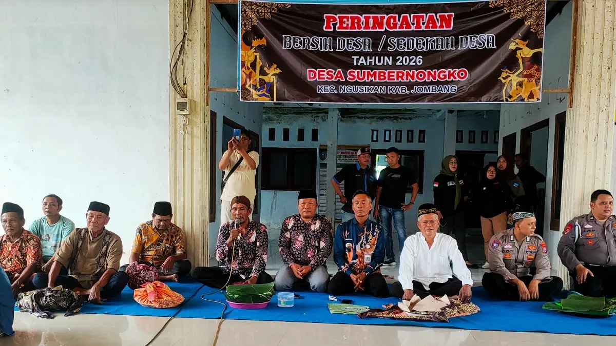 URI-URI TRADISI: Kepala Desa Sumbernongko Sumartono bersama jajaran Forkopimcam Ngusikan saat acara sedekah desa di pendopo Balai Desa Sumbernongko, Kamis (30/4).