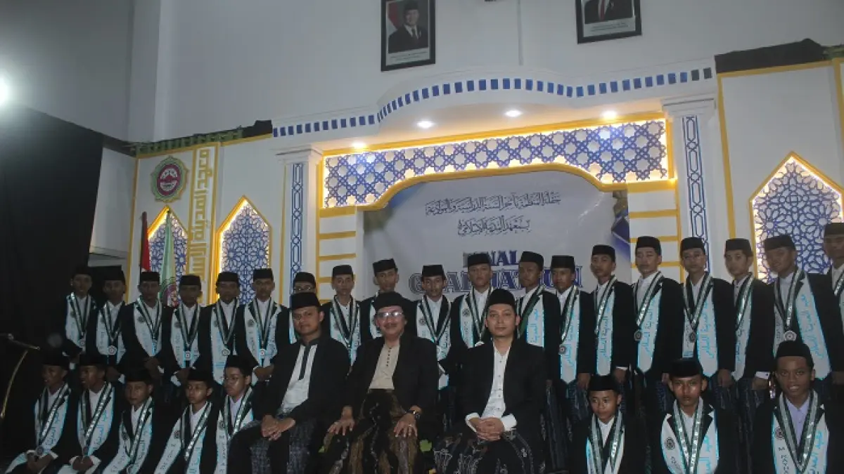 TELADAN: Pengasuh PP Al-Madienah Denanyar, KH Muhammad Najib Muhammad, bersama wisudawan putra.
