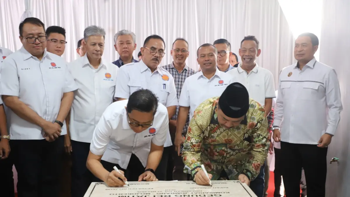 DPD Real Estat Indonesia (REI) Komisariat Jombang-Mojokerto kini resmi memiliki kantor komisariat sendiri. Gedung yang berada di Perum Az Zahra, Desa Kepuhkembeng, Kecamatan Peterongan itu diresmikan, Sabtu (23/5), 