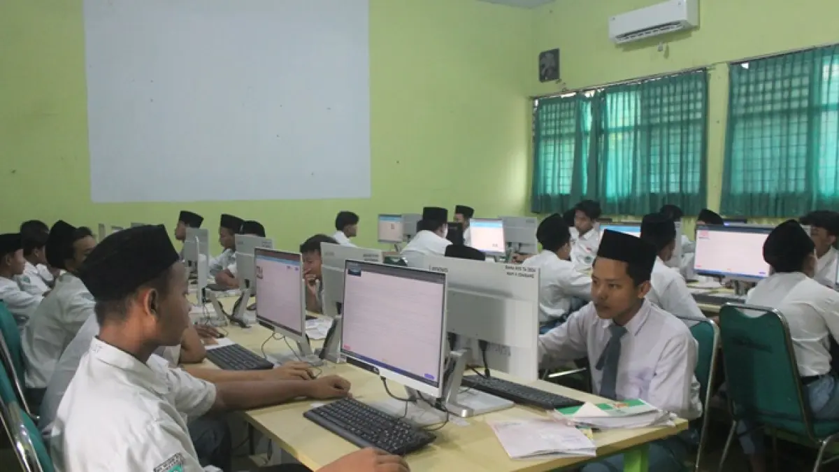 FOKUS: Siswa MAN 4 Jombang saat mengikuti kegiatan di lab komputer (21/1).

