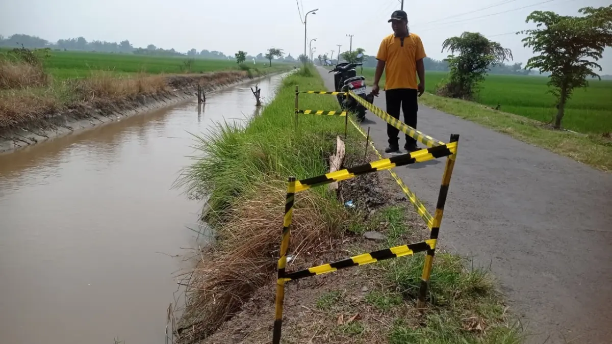 Kondisi saluran di Desa Jatimlerek yang rusak dan ambrol