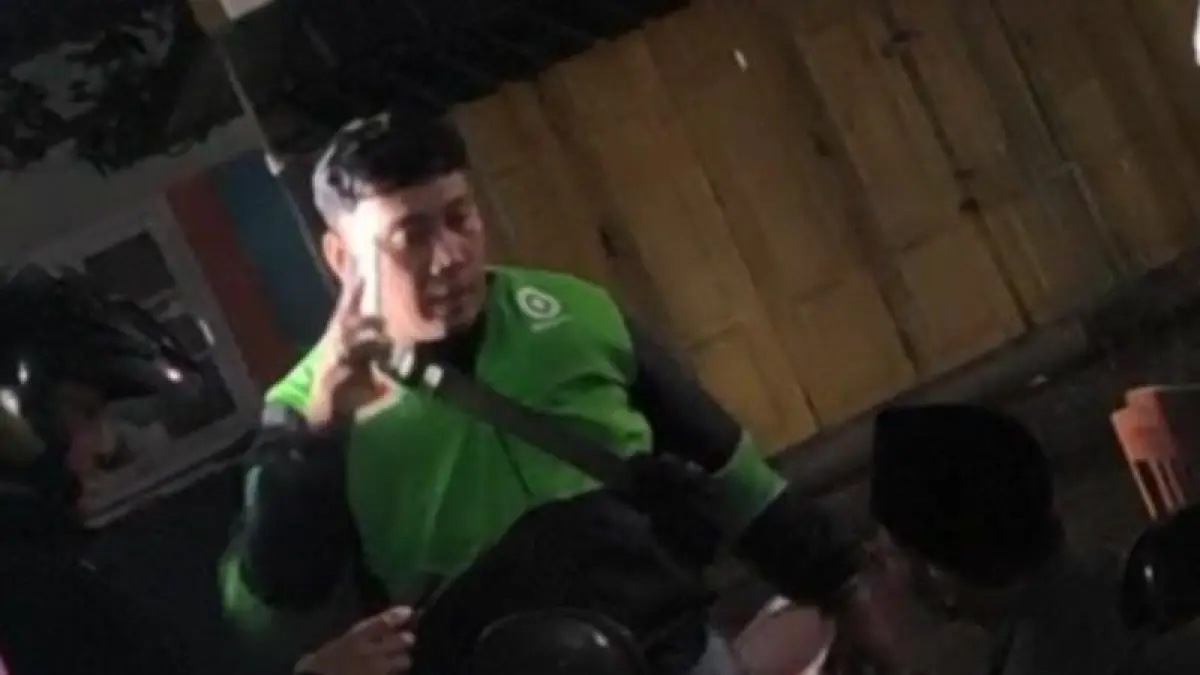 Potongan gambar dari video aksi pemerasan yang dilakukan seorang pria berbaj ojol yang mengaku aparat