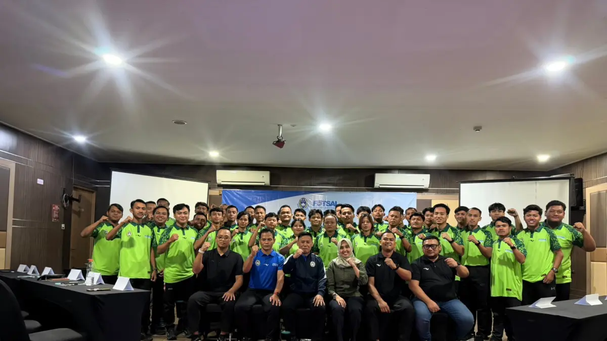 TINGKATKAN KAPASITAS: AFKAB Jombang, Disporapar, instruktur dan peserta kursus lisensi wasit di Green Red Hotel Jombang, Senin (13/4).