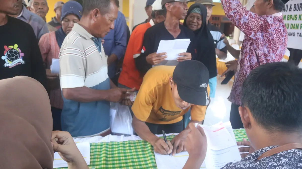 ANTRE: Buruh tani tembakau di Kecamatan Ploso menerima BLT DBHCHT 2025 lalu.