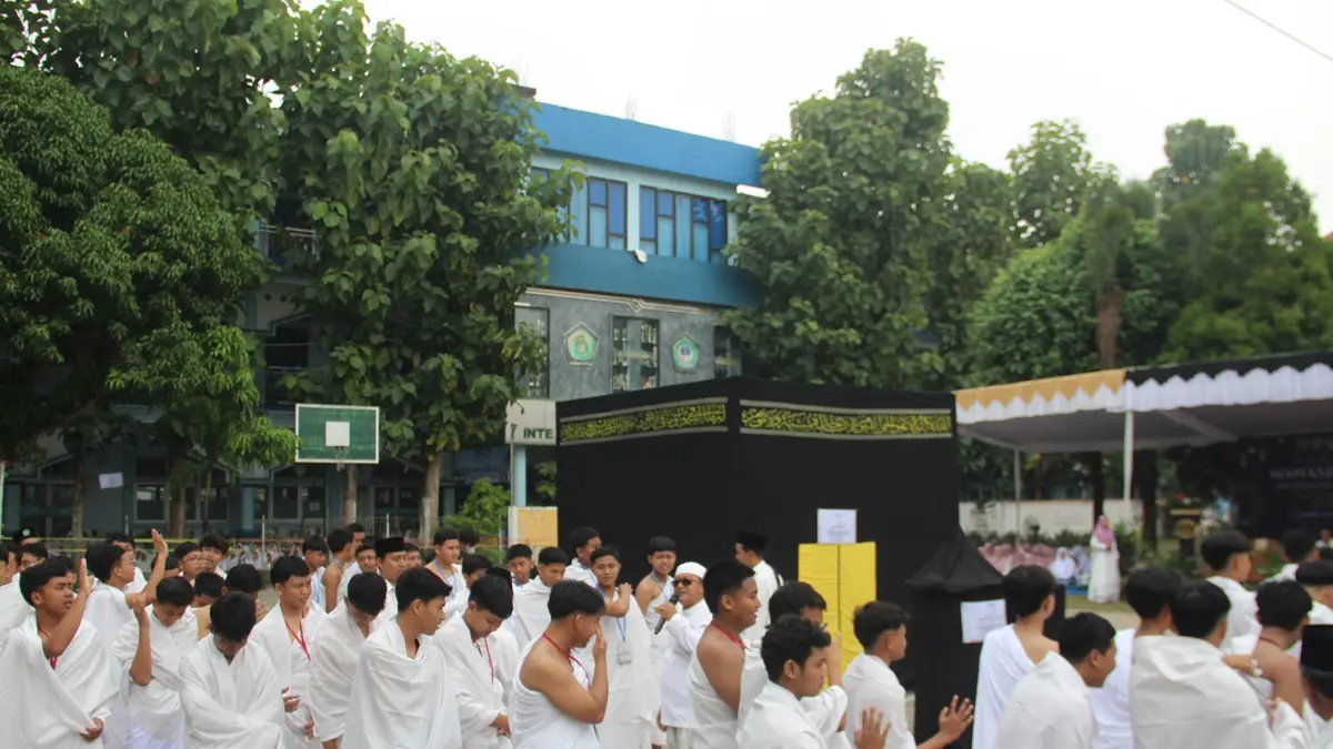 ANTUSIAS: Santri di lingkup Pondok Pesantren Darul Ulum mengikuti praktik ibadah haji, Sabtu (23/5) pagi.
